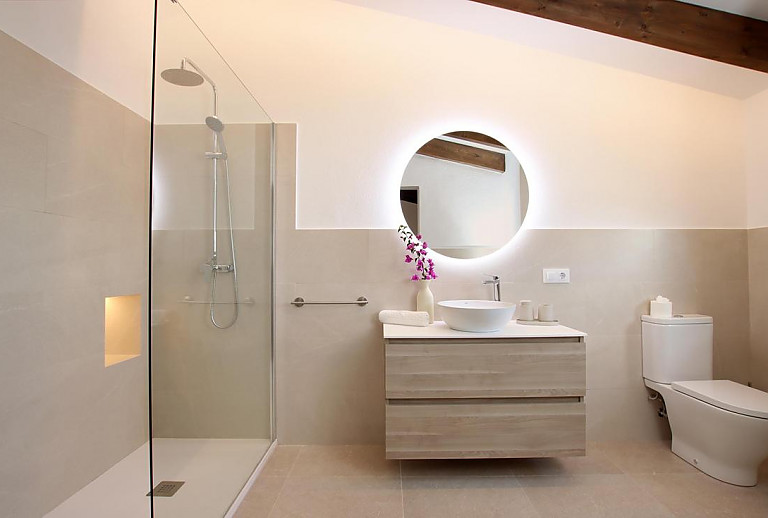 Bad mit Dusche und Spiegel