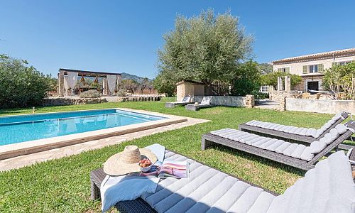 Garten mit Rasen und Pool vor der Finca