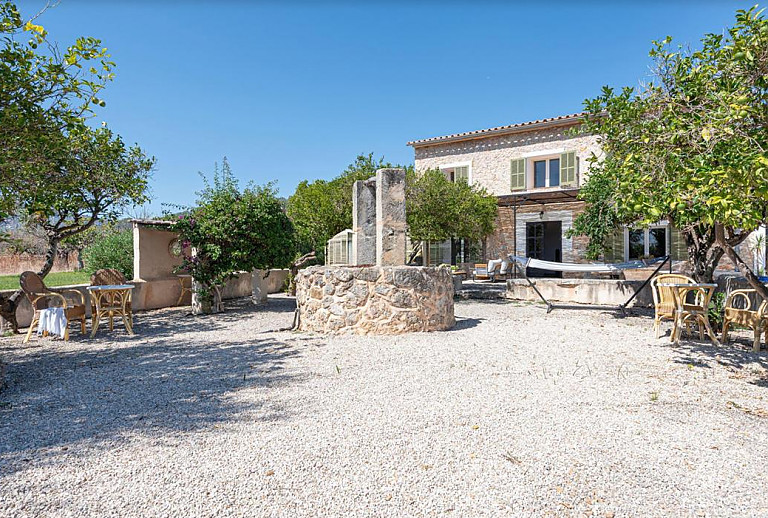 Gartenmöbel im Schatten der Bäume