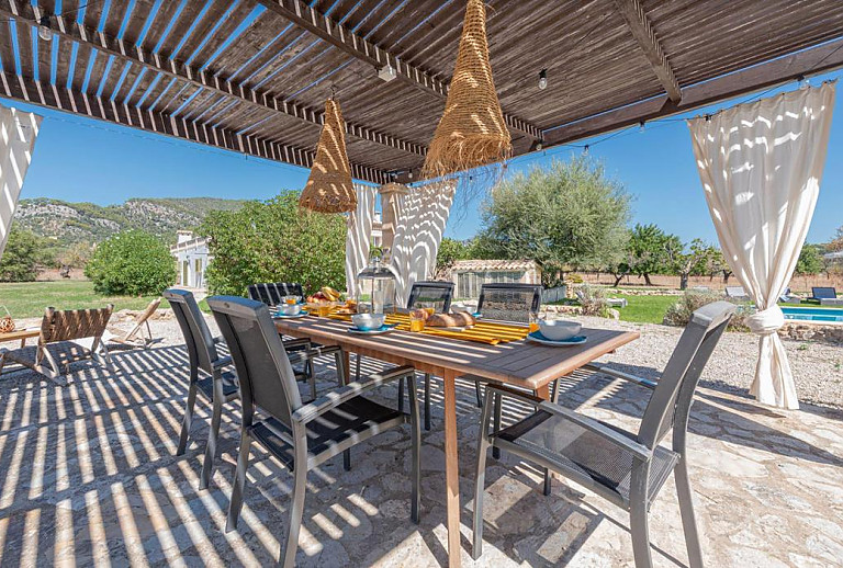 Terrasse mit Vordach und Esstisch