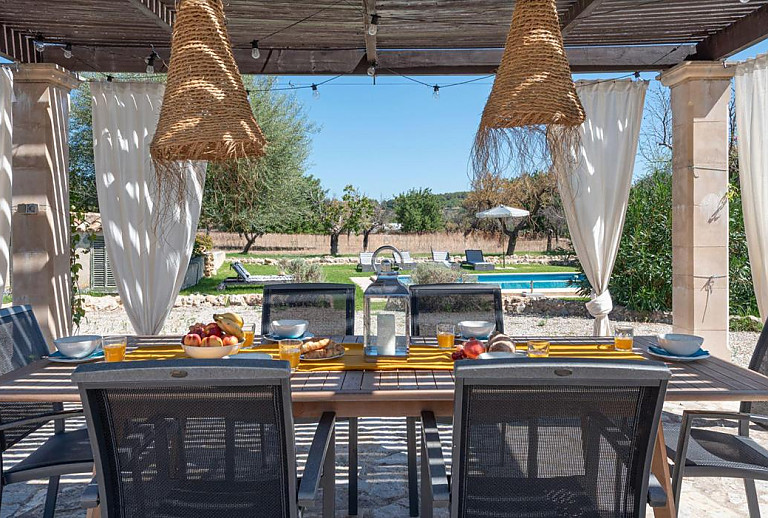 Esstisch auf der Terrasse mit Poolblick