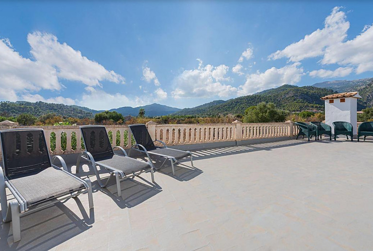 Terrasse mit Weitblick und Sonnenliegen