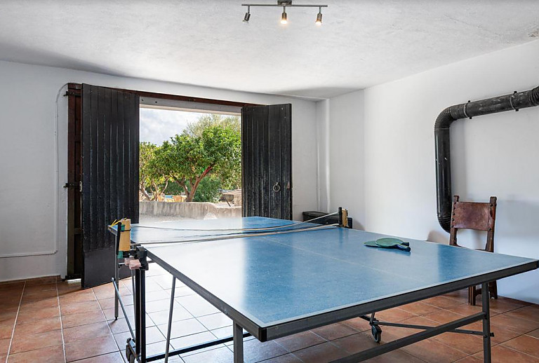 Raum am Pool mit Tischtennisplatte