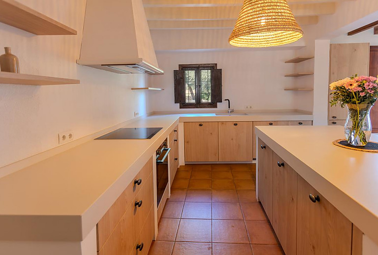 Küche mit Herd und Fenster