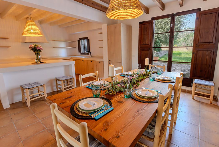 Esstisch mit Stühlen vor der Küche