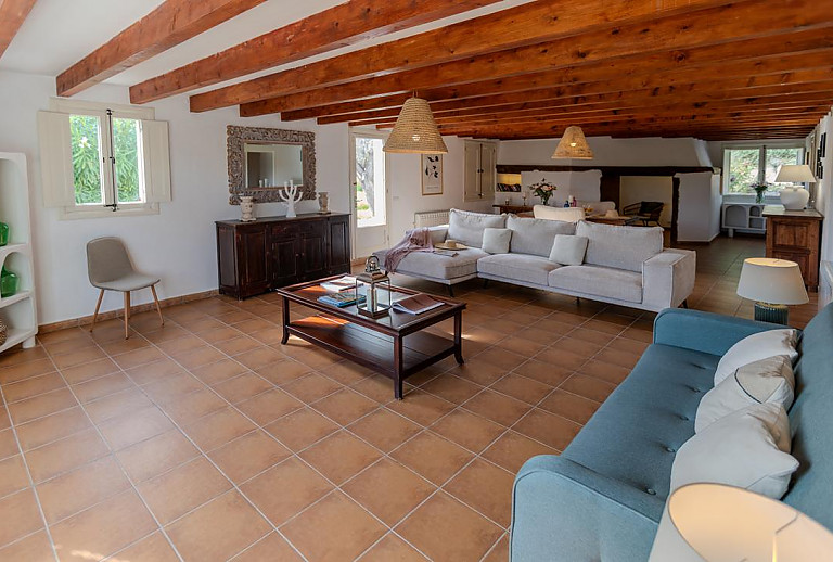 Kommode und Sofas im Wohnzimmer