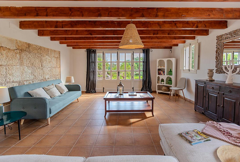 Wohnzimmer mit Terrasse und Couch