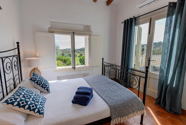 Schlafzimmer mit Doppelbett und Terrasse