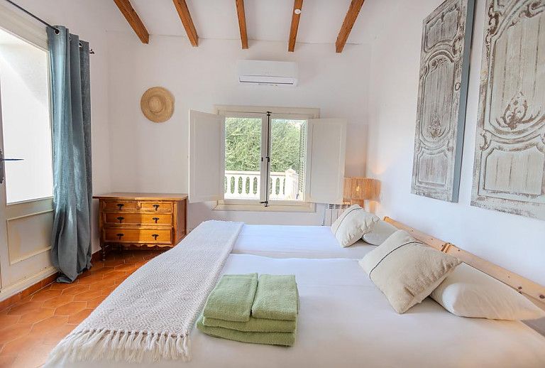 Schlafzimmer mit Einzelbetten und Balkon