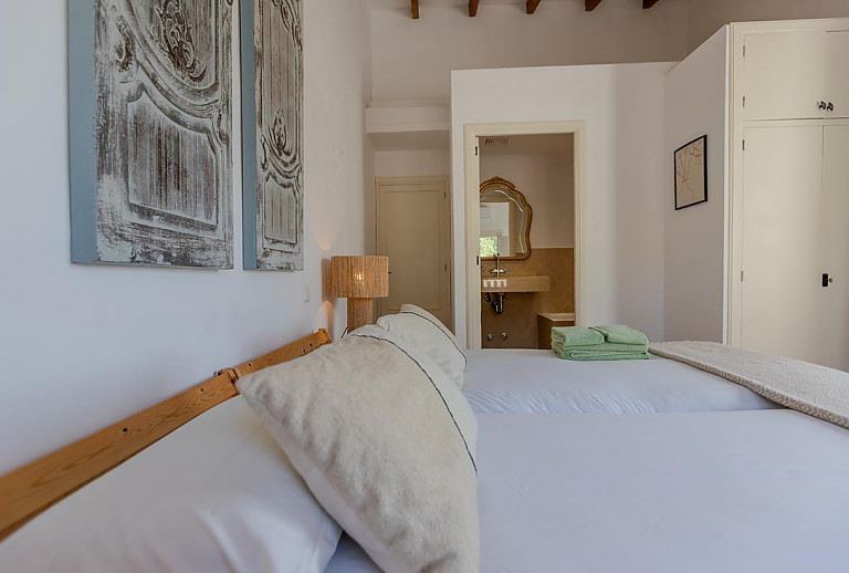 Schlafzimmer mit Einzelbetten und Kleiderschrank