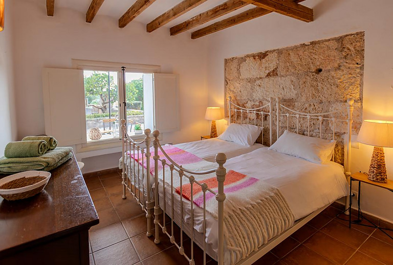 Schlafzimmer mit Einzelbetten und Kommode