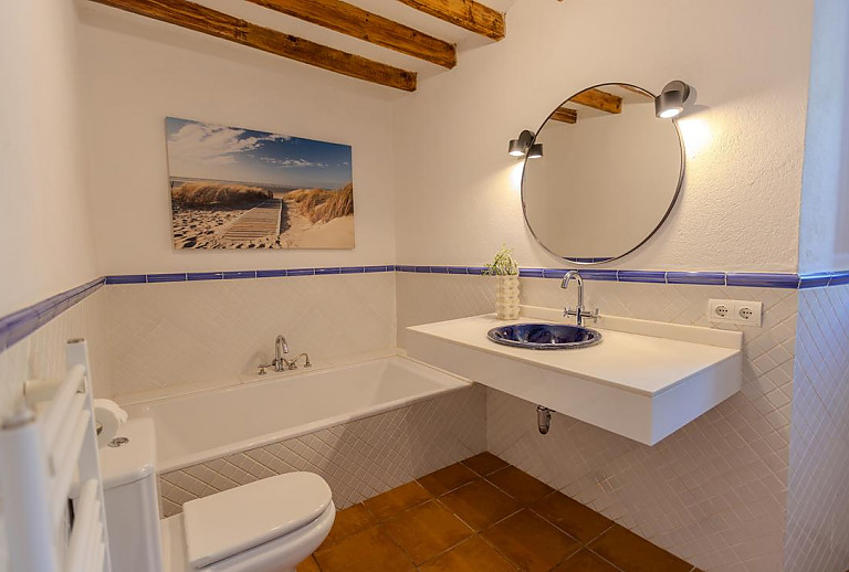 Bad mit Wanne und Waschbecken