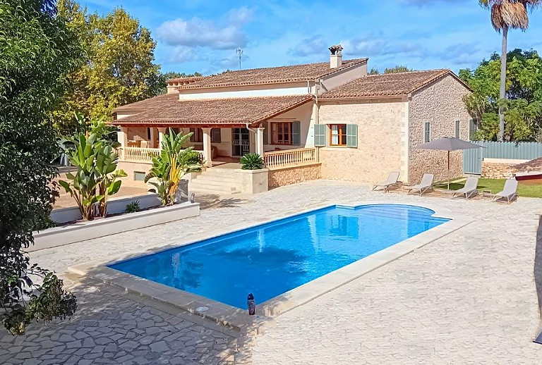 Poolbereich mit Sonnenliegen vor der Finca