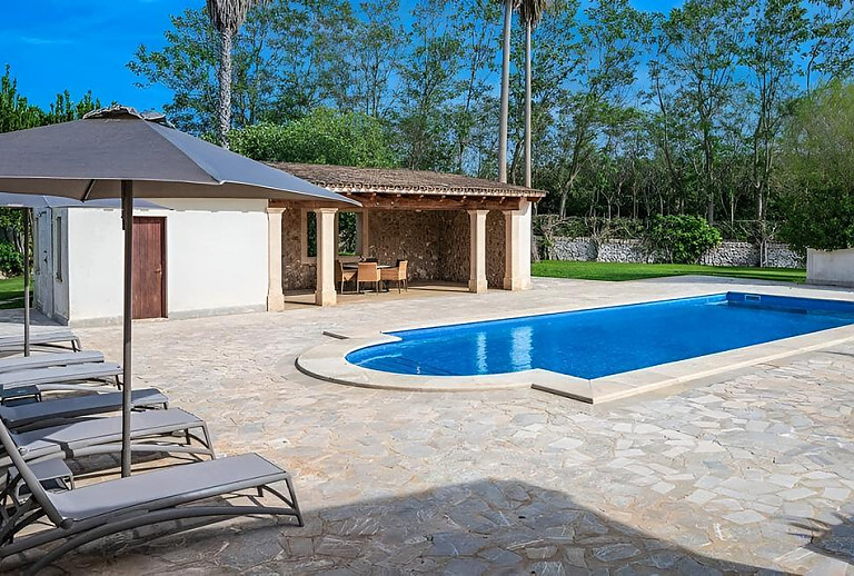 Poolbereich mit Terrasse und Rasen