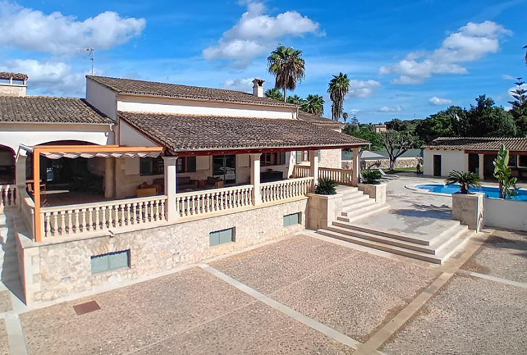 Außenbereich mit Pool und Terrasse 