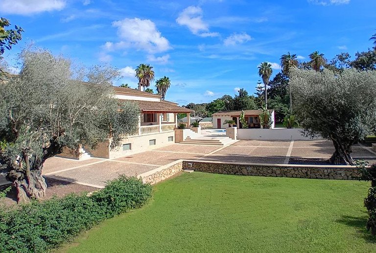 Bäume und Rasen vor der Finca