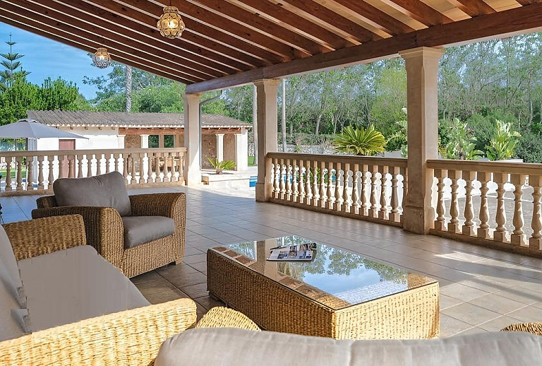 Terrasse mit Vordach und Sofas