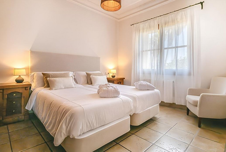 Schlafzimmer mit Einzelbetten und Nachttisch