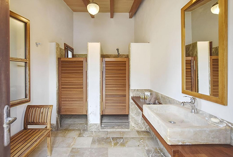 Außenbadezimmer mit Dusche und Waschbecken