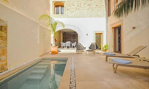 Ferienhaus mit Innenhof und Pool