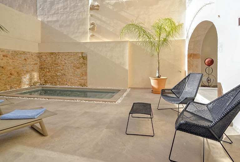 Gartenmöbel am Pool im Hof