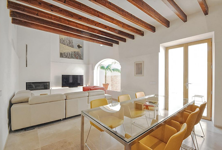 Wohnzimmer mit Esstisch und Couch