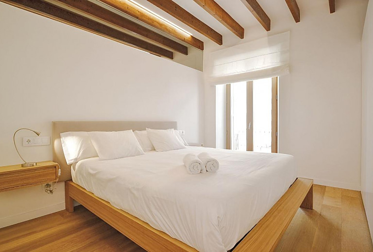 Schlafzimmer mit Doppelbett und Balkontür