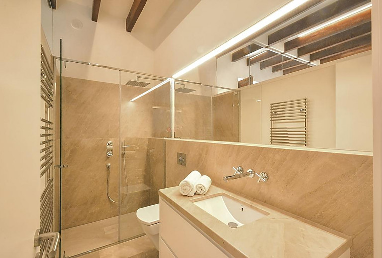 Bad mit Dusche und WC