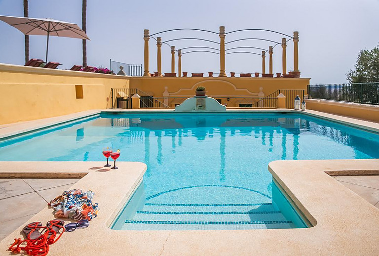 Pool mit Treppe und Weitblick