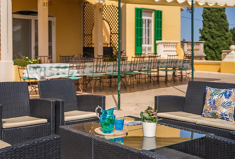 Terrasse mit Vordach und Esstisch