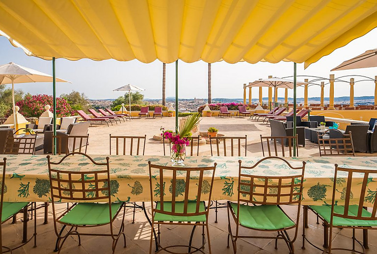 Terrasse mit Weitblick und Esstisch