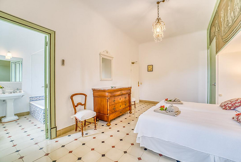 Schlafzimmer mit Einzelbetten und Badezimmer