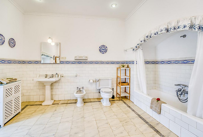 Badezimmer mit Wanne und WC