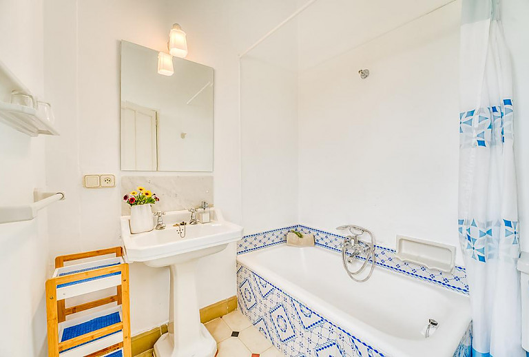 Bad mit Wanne und Waschbecken