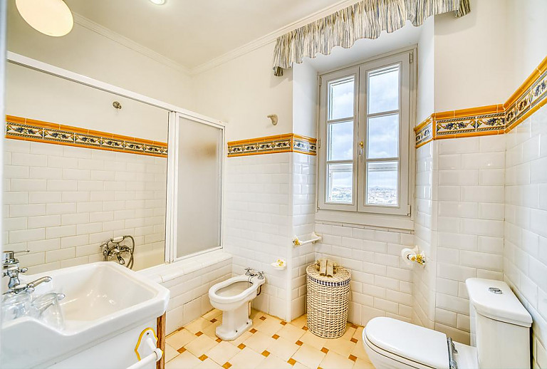 Badezimmer mit Duschwanne und Fenster