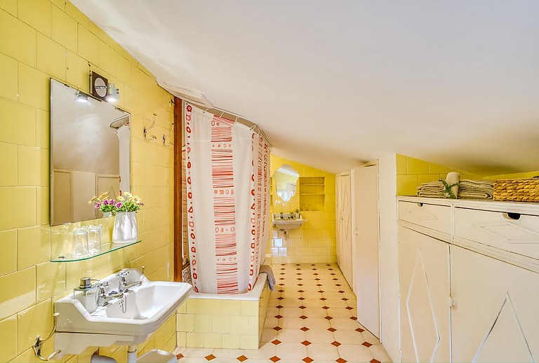 Bad mit Waschbecken und Spiegel