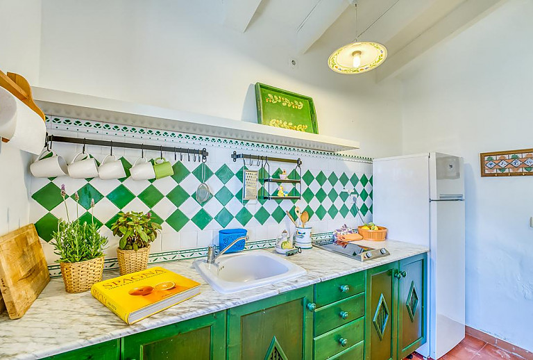 Küche mit Spüle und Herd