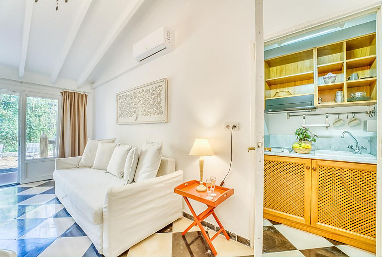 Wohnzimmer mit Terrasse und Couch