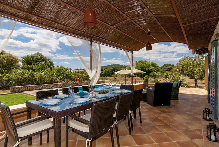 Terrasse mit Vordach und Esstisch