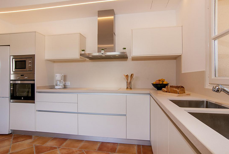 Küche mit Fenster und Kafffeemaschine