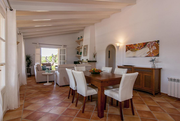 Wohnzimmer mit Esstisch und Couch