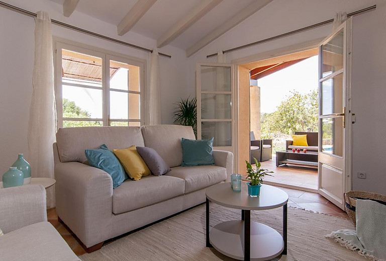 Wohnzimmer mit Terrassenzugang und Couch