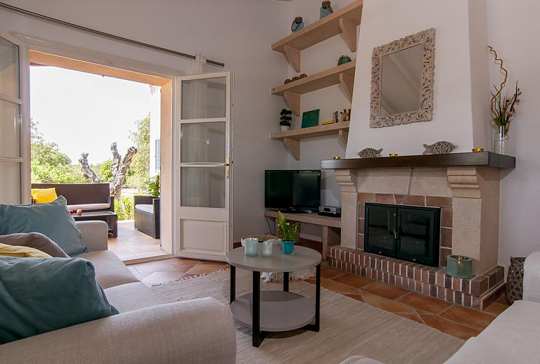 Kamin und Fernseher im Wohnzimmer