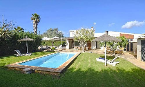 Finca mit Pool und Rasenfläche