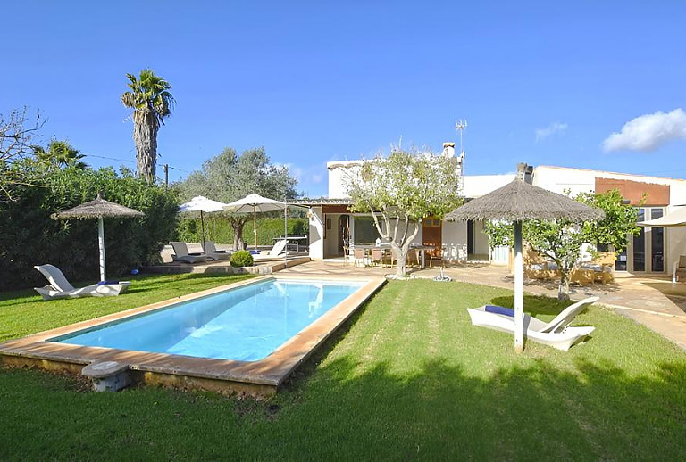 Finca mit Pool und Rasenfläche