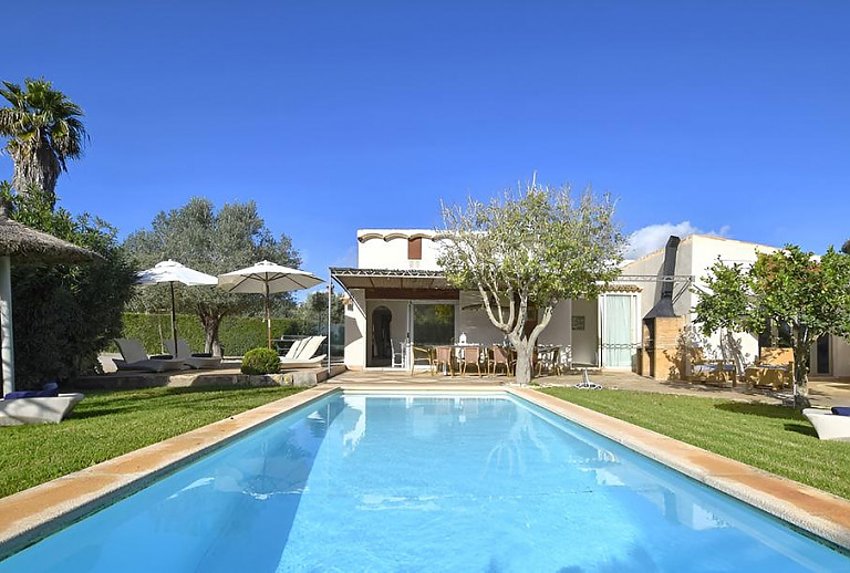 Poolliegen auf dem Rasen am Pool