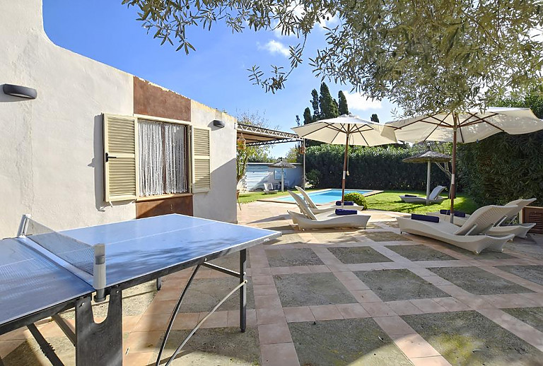 Tischtennisplatte auf der Terrasse neben der Finca