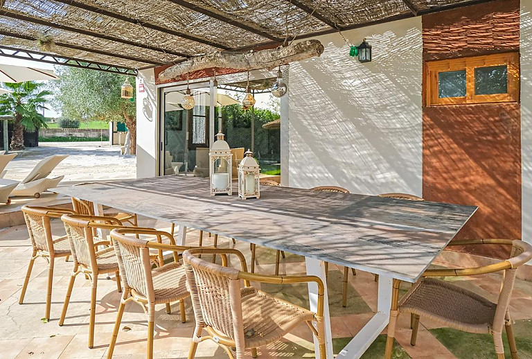 Terrasse mit Vordach und Esstisch