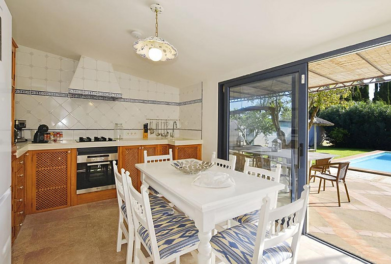 Küche mit Esstisch und Ofen