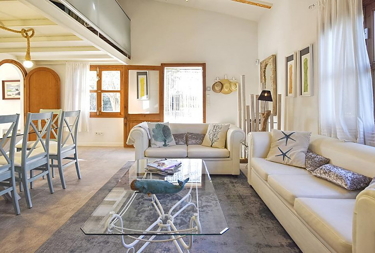 Wohnzimmer mit Esstisch und Couch